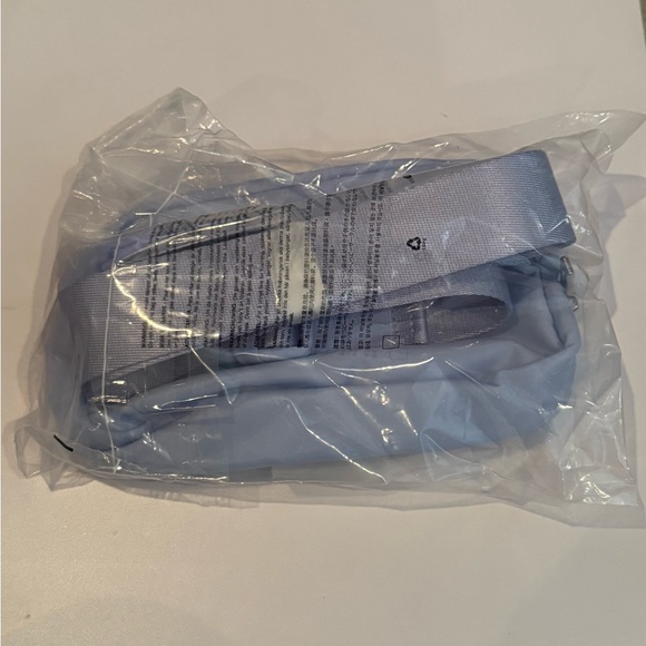 NWT Lululemon Everywhere Belt Bag 1L- Pastel Blue - Picture 5 of 8